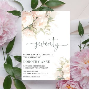 Op de afbeelding: Een bloemige uitnodiging voor een 70e verjaardagsfeest. De uitnodiging heeft een aquarel-illustratie van roze en witte bloemen met groene bladeren. De tekst op de uitnodiging luidt "Seventy", "Please join us to celebrate the birthday of Dorothy Anne", "Saturday September 23", "4 o'clock in the afternoon", "The Restaurant", "123 Anywhere Street City", en "RSVP to Katie 555-5555".