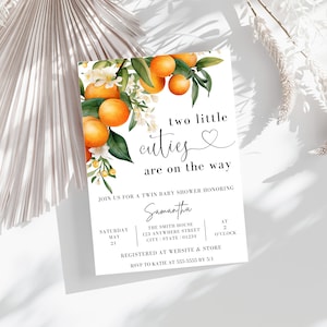 Pu&ograve; includere: Un invito bianco con fiori d'arancio e frutta. Il testo recita "due piccoli tesori sono in arrivo". L'invito &egrave; per una festa di benvenuto per gemelli in onore di Samantha. La data &egrave; sabato 21 maggio alle 14:00. La location &egrave; The Smith House, 123 Anywhere Street, City, State 01234. RSVP a Katie al 555-5555 entro il 5/1.