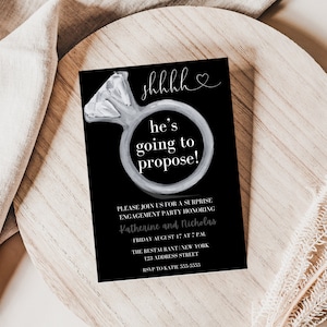 Puede incluir: Una invitación a una fiesta de compromiso en blanco y negro con una gran ilustración de un anillo y un diamante blancos. El texto dice "shhhh ¡va a proponer!" e incluye detalles de la fiesta, como los nombres Katherine y Nicholas, la fecha, la hora, el lugar y la información de RSVP.