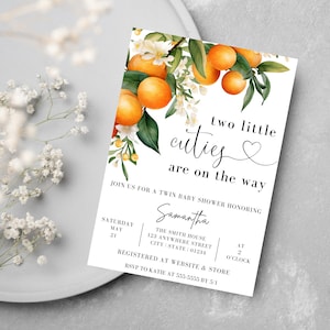 Pu&ograve; includere: Un invito a una festa di baby shower bianco con un design floreale con fiori d'arancio e arance. Il testo recita "two little cuties are on the way". L'invito include la data, l'ora e il luogo della festa, nonch&eacute; il nome della futura mamma, Samantha.