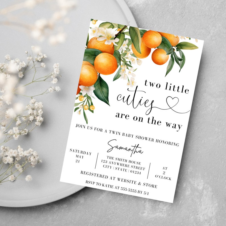 Pu&ograve; includere: Un invito a una festa di baby shower bianco con un design floreale con fiori d'arancio e arance. Il testo recita "two little cuties are on the way". L'invito include la data, l'ora e il luogo della festa, nonch&eacute; il nome della futura mamma, Samantha.