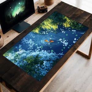 Den Fluss hinunter Schreibtischmatte, Flussboot Schreibtischunterlage, ruhiges Kanu Mousepad, fauler blauer Fluss Schreibtischaufsatz, Zen Laptopmatte, weiße Blumen