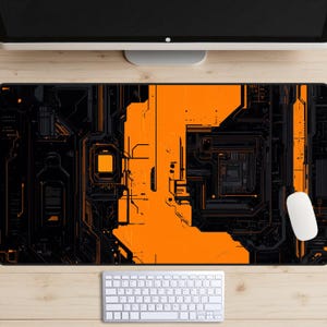 Puede incluir: Una alfombrilla de ratón negra y naranja con un diseño de placa de circuito. La alfombrilla de ratón está sobre un escritorio de madera con un teclado y un monitor de ordenador.