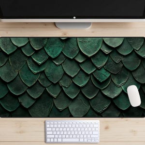 Tapete de mesa com escamas de dragão verde, tapete de mesa com pele de dragão de perto, capa de mesa com criatura de fantasia, mousepad de criatura mítica, revestimento de armadura mágica