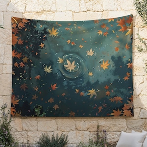 Ahornblätter Wandteppich, Herbstblätter im Wasser, Wandbehang, Teich-Wand-Dekor, Bach-Wand-Kunst, ruhige Wandteppiche, botanische, Lofi-Blatt-Kunst