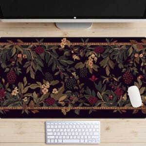 Peut inclure: Un tapis de bureau à motif floral noir et or avec un fond foncé et un motif répétitif de feuilles, de baies et de fleurs.