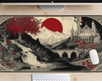 Puede incluir: Alfombrilla de ratón rectangular con un diseño de paisaje. La imagen presenta un sol rojo, montañas, un río y un castillo. La paleta de colores incluye rojo, negro y blanco. La alfombrilla tiene un borde detallado.