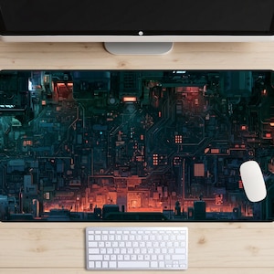 Puede incluir: Una alfombrilla de escritorio rectangular con un patrón oscuro e intrincado de placa de circuito en tonos verde azulado oscuro y negro, acentuado con segmentos de luz naranja brillante. El diseño recuerda a un paisaje urbano futurista.