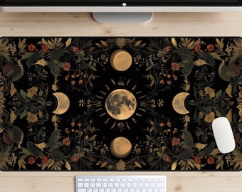 Peut inclure: Un tapis de souris noir avec un motif floral et un motif répétitif de lunes dans différentes phases. Le fond est noir et les fleurs sont dans des tons de jaune, rouge et vert.