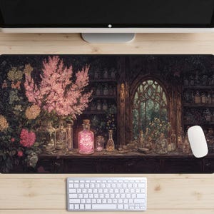 Tapete de mesa The White Witch's Cottage, Almofada de mesa Healer, Topper de mesa White Magic, Mousepad encantador, Flores cor-de-rosa, Mousepad de conto de fadas, Fantasia