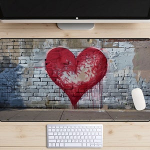 Graffiti Herz Schreibtischmatte, Ziegelwand Schreibtischunterlage, Punk Mousepad, Urban Street Art Schreibtischunterlage, Grunge Schreibtischunterlage, trendiger Arbeitsplatz, Pop Art