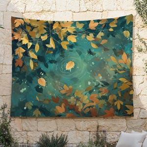 Puede incluir: Un tapiz de pared con una representación artística de hojas de otoño flotando en el agua. La obra de arte muestra un fondo turquesa y verde azulado con hojas doradas y naranjas. El tapiz se exhibe en una pared de piedra.