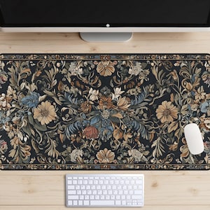 Puede incluir: Un tapete de escritorio con estampado floral en blanco y negro con un teclado blanco y un ratón blanco sobre una superficie de madera.