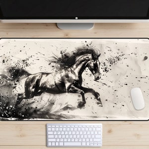 Könnte beinhalten: Schwarz-weißes abstraktes Kunstprint eines galoppierenden Pferdes mit einem Hintergrund aus Tintenspritzer. Das Pferd ist in einer dynamischen Pose mit seiner Mähne im Wind.