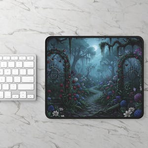 Pu&ograve; includere: Tappetino per mouse nero con una scena di giardino fantasy, tra cui un sentiero, cancelli ad arco, fiori, alberi e una luna piena. &Egrave; visibile anche una tastiera bianca. La scena &egrave; ambientata in una foresta mistica.