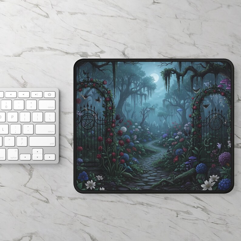 Pu&ograve; includere: Tappetino per mouse nero con una scena di giardino fantasy, tra cui un sentiero, cancelli ad arco, fiori, alberi e una luna piena. &Egrave; visibile anche una tastiera bianca. La scena &egrave; ambientata in una foresta mistica.
