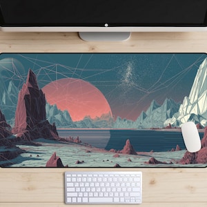 Op de afbeelding: Een rechthoekige computermuispad met een digitaal kunstlandschap. Het ontwerp toont een rode zon, bergen en een waterpartij in tinten blauw, rood en paars. Een witte muis en toetsenbord zijn zichtbaar.