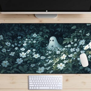 Joli tapis de bureau Fantôme dans le jardin, petit fantôme dans un parterre de fleurs, dessus de bureau Little Spirit in the Woods, tapis de souris vert, décoration florale
