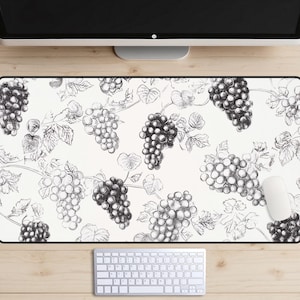 Skrivbordsmatta med vintagemotiv och vingårdsdruvor, elegant svartvitt skrivbordsunderlägg, rustikt estetiskt skrivbord med vingårdsmotiv, musmatta med druvklasar, klassisk