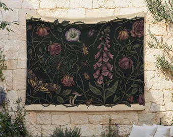 Può includere: Un arazzo scuro con un design botanico con rose, digitali e insetti. L'opera d'arte include una falena, ragni e una ragnatela. L'arazzo ha un bordo color crema ed è esposto su un muro di pietra.