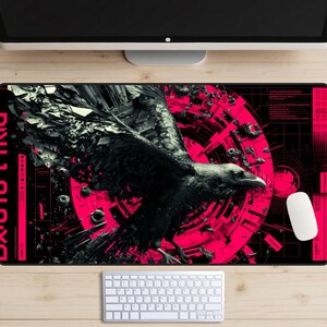 Op de afbeelding: Zwarte en witte raaf met roze en zwart geometrisch ontwerp. De raaf vliegt met gespreide vleugels. Het ontwerp bevat het woord "Evolution" in witte tekst.