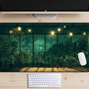 Puede incluir: Un tapete de ratón verde y negro con una escena de noche estrellada vista a través de una ventana con plantas en macetas delante de la ventana. La escena está iluminada por bombillas colgantes.