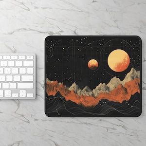 K&ouml;nnte beinhalten: Eine schwarze Mauspad mit einem grafischen Design eines sternenklaren Nachthimmels mit Bergen und zwei orangefarbenen Planeten.