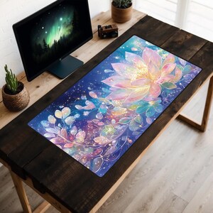 Alfombrilla de escritorio con diseño de loto de Sparklecore, alfombrilla de escritorio con diseño de loto de Sparkle, escritorio femenino, adorno para escritorio con diseño de flores de cristal, alfombrilla para portátil con diseño de pétalos de flores etéreas, color vibrante