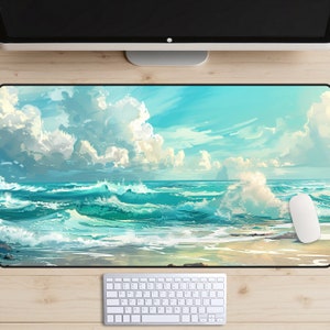 Puede incluir: Una alfombrilla de ratón de escritorio azul y blanca con una ola de mar y una escena de playa. La alfombrilla de ratón presenta un cielo azul con nubes blancas y una playa de arena.