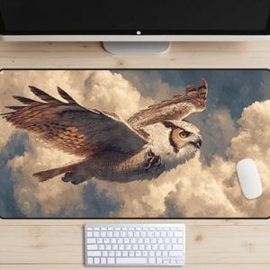 Eule im Flug Schreibtischmatte, Fliegende Eule Schreibtischunterlage, Braune Eule Mousepad, Wolken Schreibtischunterlage, Vogel Liebhaber Laptopmatte, Majestätische Eule Schreibtischunterlage, Flügel