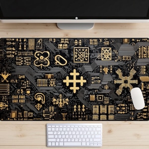 Puede incluir: Alfombrilla de ratón para ordenador negra y dorada con diseño de placa de circuito. La alfombrilla presenta un patrón complejo de elementos de circuito de color dorado sobre un fondo negro. Se ven un ratón y un teclado blancos.
