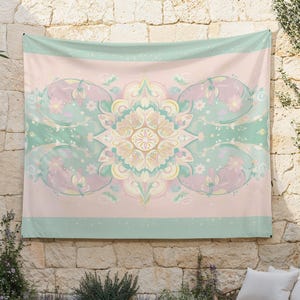 Puede incluir: Un gran tapiz rectangular con un diseño floral en tonos pastel. El tapiz presenta un patrón central tipo mandala en tonos melocotón, amarillo y verde, rodeado de motivos florales y arremolinados. Los bordes superior e inferior son de color verde menta.