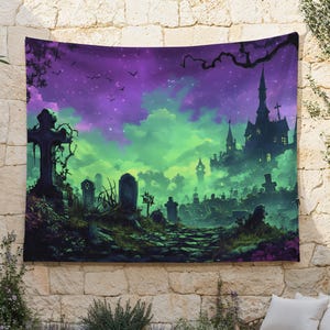Może przedstawiać: Gobelin przedstawiający upiorną scenę cmentarza z zamkiem w tle. Grafika ma fioletowo-zielone niebo, ścieżkę prowadzącą przez cmentarz i duży krzyż na pierwszym planie. Ogólnym motywem jest Halloween.