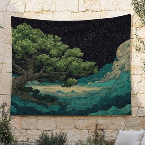 Könnte beinhalten: Ein Wandteppich mit einer detaillierten Illustration eines großen Baumes mit grünem Laub unter einem sternenklaren Nachthimmel. Das Kunstwerk zeigt einen Vollmond, Wolken und eine Landschaft in Grün-, Blau- und Gelbtönen. Der Wandteppich wird an einer Steinmauer gezeigt.