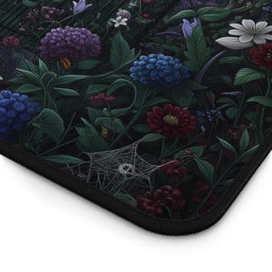 Tappetino da scrivania Night Forest, tappetino per mouse Witchy Moonlit Forest Gate, tappetino da gioco Dark Cottagecore XL, decorazione per altare da giardino mistico, Whimsigoth immagine 4
