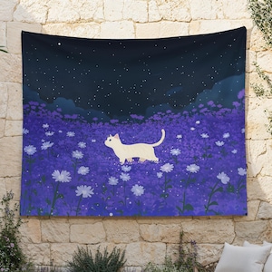 紫色のタペストリー、スピリットキャットの壁掛け、すみれ色の花の背景布、夜のラベンダーの風景の壁アート、星のタペストリー