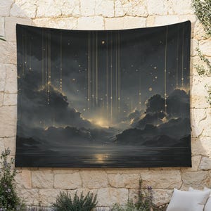 Op de afbeelding: Een donkere wandtapijt met een hemelse scène. Het kunstwerk toont een nachtelijke hemel met wolken, een waterpartij en gouden lichtstrepen. Het kleurenpalet omvat tinten zwart, grijs en goud, wat een dramatisch effect creëert.