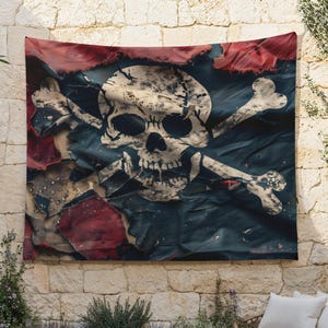 Könnte beinhalten: Eine abgenutzte, blaue und rote Piratenflagge mit einem weißen Totenkopf- und Knochenmotiv. Die Flagge ist zerrissen und verblasst, was ihr einen Vintage-Look verleiht.