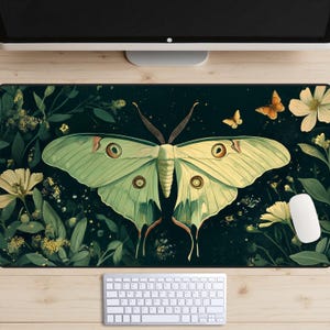 Alfombrilla de escritorio Luna Moth, alfombrilla de escritorio Wildflowers, tapete de escritorio Cottagecore Moth, alfombrilla de ratón Green Nature, alfombrilla de teclado estética, espacio de trabajo moderno