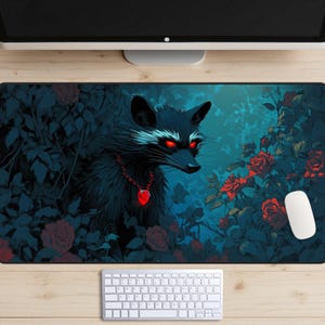 Tapis de bureau roi raton laveur, sous-vêtement leader raton laveur, raton laveur dans la roseraie de bureau, tapis de jeu MTG, tapis de souris fantaisie, noble charognard