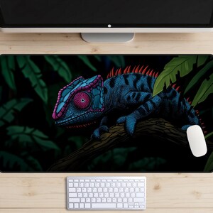 Rolig kameleont skrivbordsmatta, söt ödla skrivbordsunderlägg, blårosa kameleont skrivbordsöverdrag, djungeldjur laptopmatta, udda musmatta, TCG lekmatta