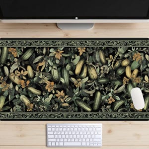 Tappetino da scrivania Pickles Tapestry, tappetino da scrivania Pickle, decorazione da scrivania con castello medievale, tappetino per mouse Cottagecore, tappetino per laptop Wildflowers, tappetino da scrivania verde