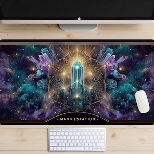 Könnte beinhalten: Rechteckige Schreibtischunterlage mit einem himmlischen Design. Sie zeigt einen zentralen blauen Kristall und umgebende lila Kristalle, vor einem Hintergrund in Blau-, Lila- und Goldtönen. Der Text "MANIFESTATION" befindet sich unten.