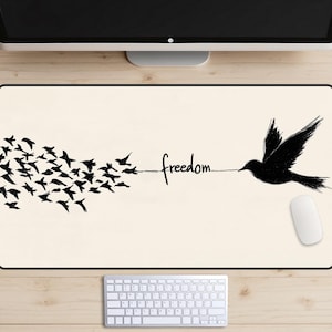 Tapis de bureau Gratuit comme un oiseau, sous-main Freedom, tapis de souris Free Spirit, dessus de bureau Troupeau d'oiseaux, tapisserie d'ordinateur portable inspirante, édifiante, beige