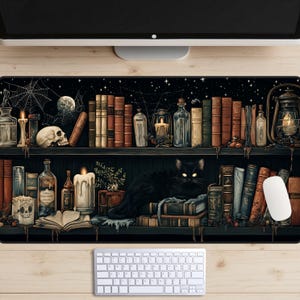 Alfombrilla de escritorio con estantería de brujas, alfombrilla de escritorio con estantería de brujas, alfombrilla de ratón con gato negro, tapete de escritorio con biblioteca Wicca, alfombrilla para computadora portátil con tienda de pociones Wicca, Cottage