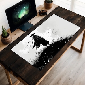 Peut inclure: Une illustration en noir et blanc d'un samouraï debout sur une colline avec des oiseaux volant au-dessus. L'image est sur un fond blanc.