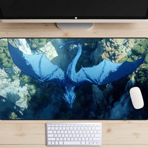 Azurblauer Drachenflug Schreibtischmatte, blaues Drachenfliegen Schreibtischunterlage, Wyvern Mousepad, MTG Spielmatte, Fabelwesen, Mittelalter