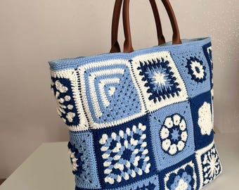 Borsa Grandma Square, borsa fatta a mano all'uncinetto, borsa boho blu e bianca, accessorio a tracolla in cotone