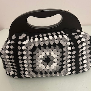 Elegante bolso de mano de crochet con cierre de madera: un accesorio de noche imprescindible, un regalo único para ella, un bolso de mano de noche, un regalo de Año Nuevo