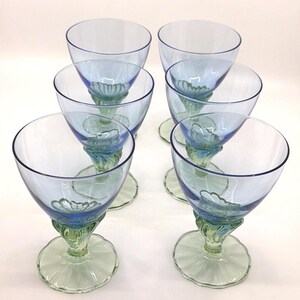 K&ouml;nnte beinhalten: Sechs Vintage-Weingl&auml;ser mit blauem Stiel. Die Schalen sind hellblau, mit einem dekorativen blau-gr&uuml;nen Stiel und einem gr&uuml;nen Fu&szlig;. Die Gl&auml;ser sind in zwei Dreierreihen angeordnet.